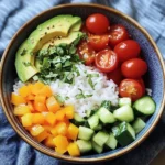Bunte Salat-Bowl mit Reis und Avocado
